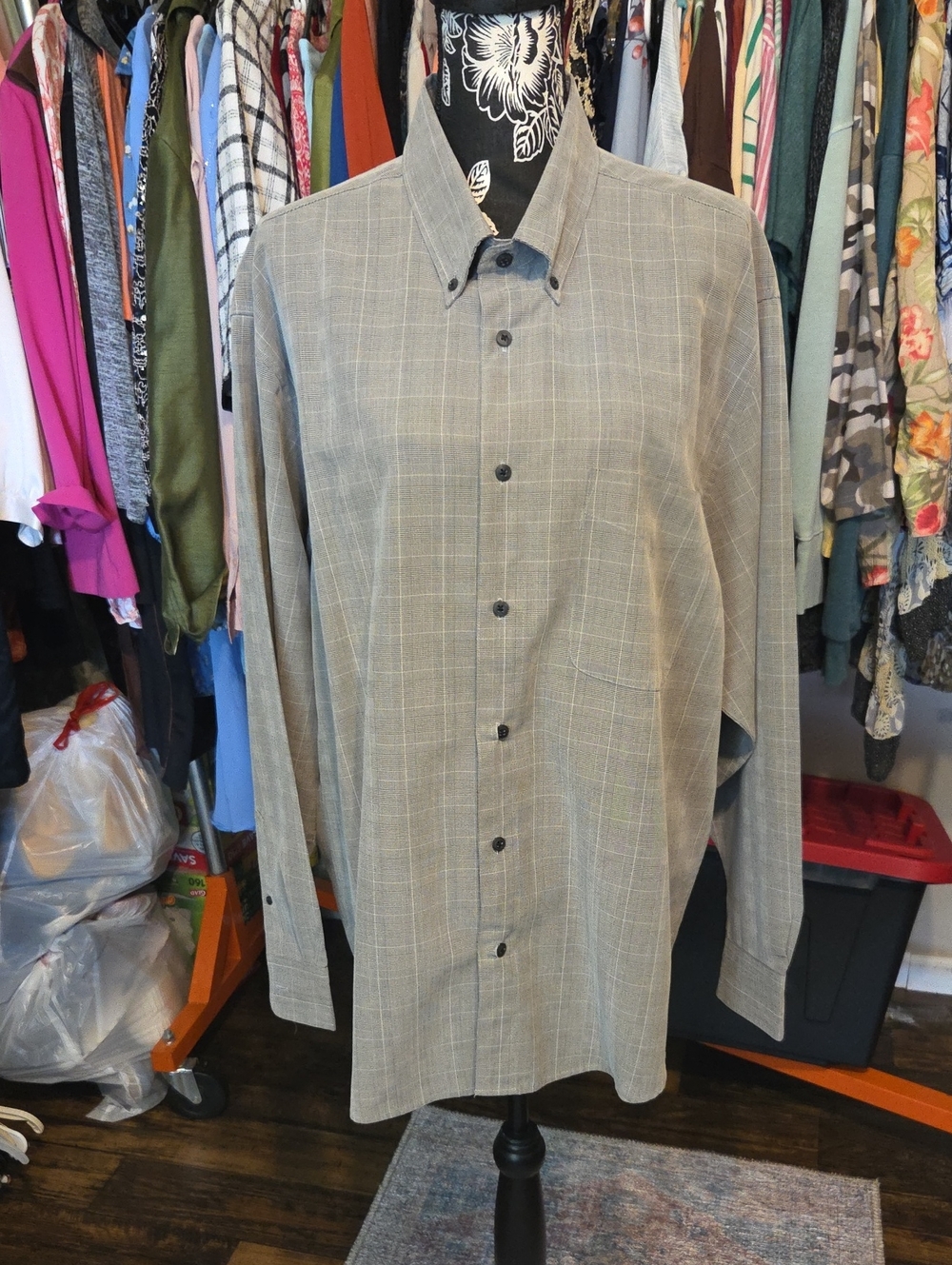 jf j.ferrar Men's Light Grey Plaid Button-Down Shirt
